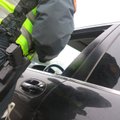 Patikrinti keistokų vyrų sustoję pareigūnai pamatė iš automobilio bagažinės lašantį kraują