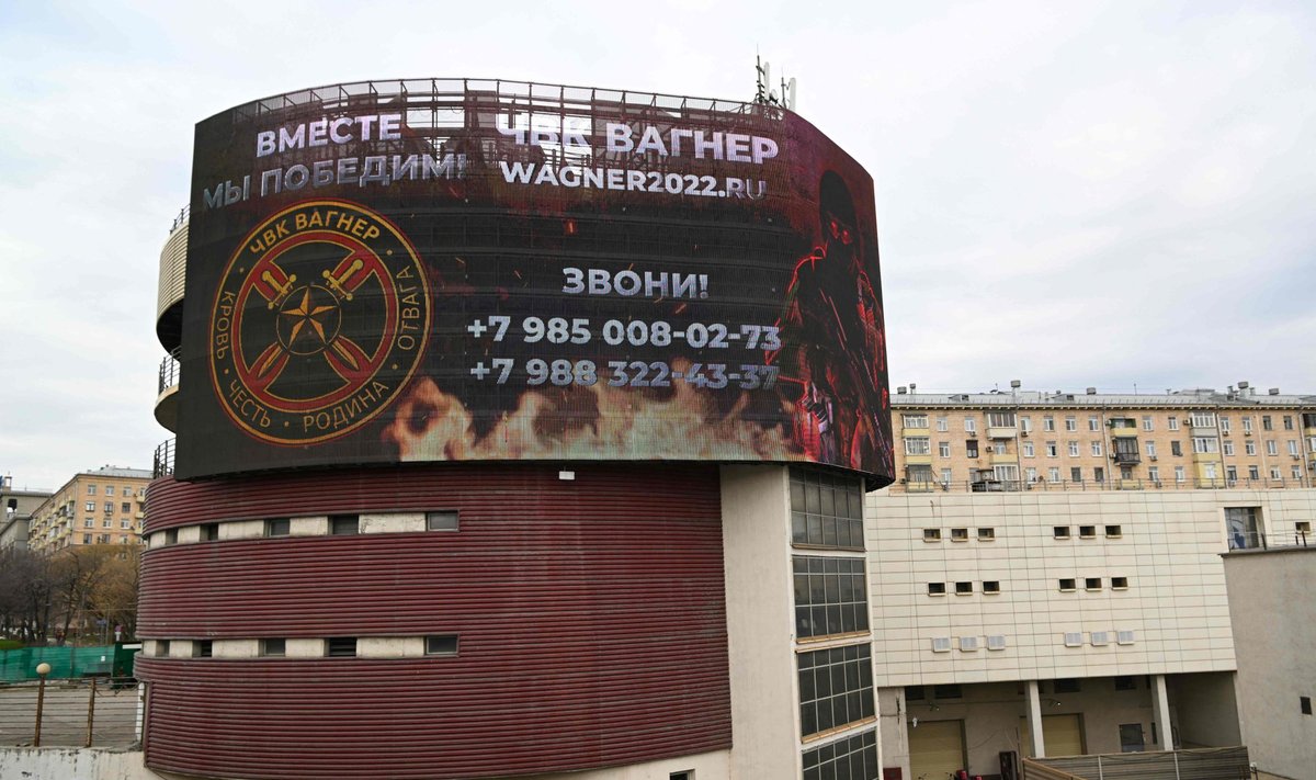 Reklaminis ekranas, reklamuojantis privačią samdinių grupę „Vagner“, ant pastato Maskvoje