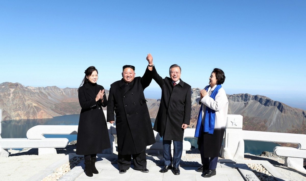 Kim Jong Unas su žmona Ri Sol Ju ir Moon Jae-inas su žmona Kim Jung-sook