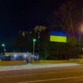 Vašingtone Rusijos ambasados darbuotojai nuo pastato bandė „nuvyti“ Ukrainos vėliavos projekciją