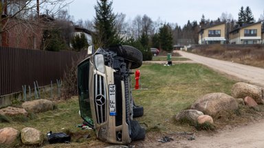 В Вильнюсе в камень врезался и перевернулся автомобиль