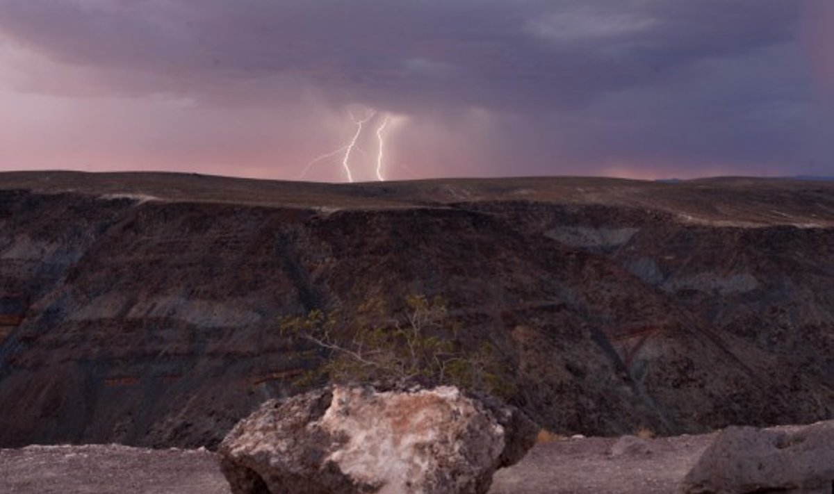 Žaibai Kalifornijos valstijos (JAV) Mirties slėnio nacionaliniame parke