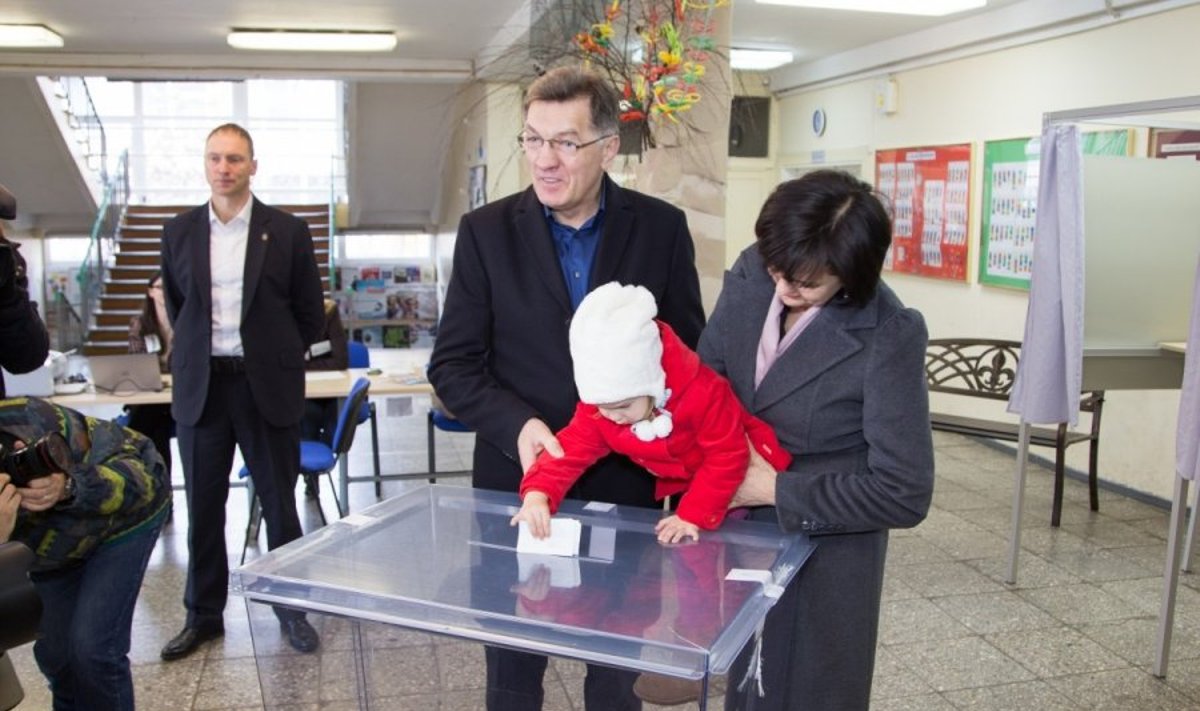 Algirdas Butkevičius ėjo balsuoti su žmona Janina ir anūke Kamile