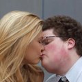 Video: gražuolė Bar Rafaeli bučiuoja neišvaizdų moksliuką