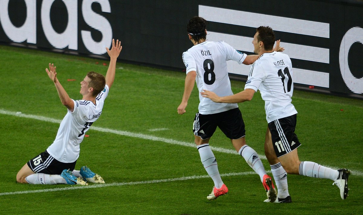 Larsas Benderis kartu su Mesutu Ozilu ir Miroslavu Klose džiaugiasi įmuštu įvarčiu
