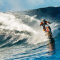 Kvapą gniaužiantis vaizdelis: su motociklu – per vandenyno bangas (pašėlęs VIDEO)