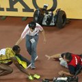 Po pergalės triumfuojantį U. Boltą patrenkė TV operatorius