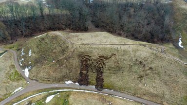 Slenka vieno Kernavės piliakalnio šlaitas, kitame – rasta įtrūkimų: geologai sako, kad dėl to buvo įspėta