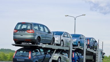 Belgijos pareigūnai konfiskavo 11 autovežių iš Lietuvos: gabeno ir „Teslas“