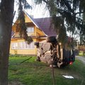 Vogto BMW gaudynės: laužydamas medžius ir tvorą įlėkė į namo kiemą