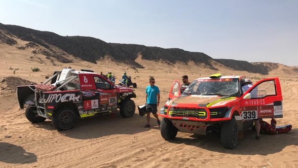 Dakaro testai prasidėjo avarija: automobilis vertėsi per priekį