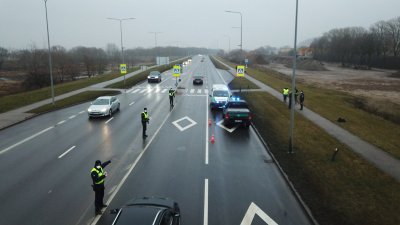 Kaune policija tikrina vykstančius į miestą