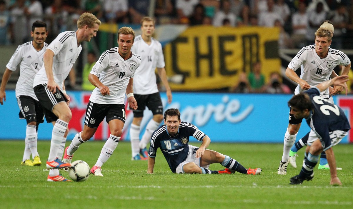 Vokietijos futbolo rinktinės žaidėjai pradeda derinį