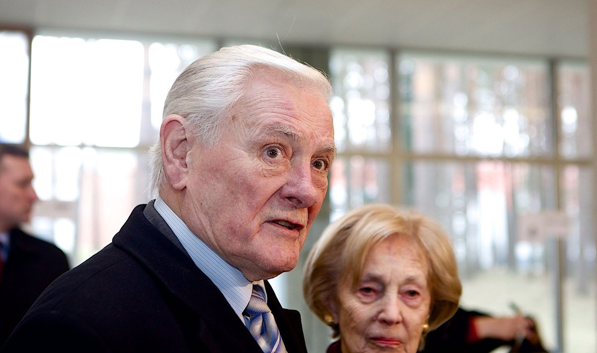 Balsuoja kadenciją baigęs prezidentas Valdas Adamkus su žmona Alma Adamkiene