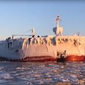 Įspūdingas reginys: šaltis sukaustė milžinišką laivą