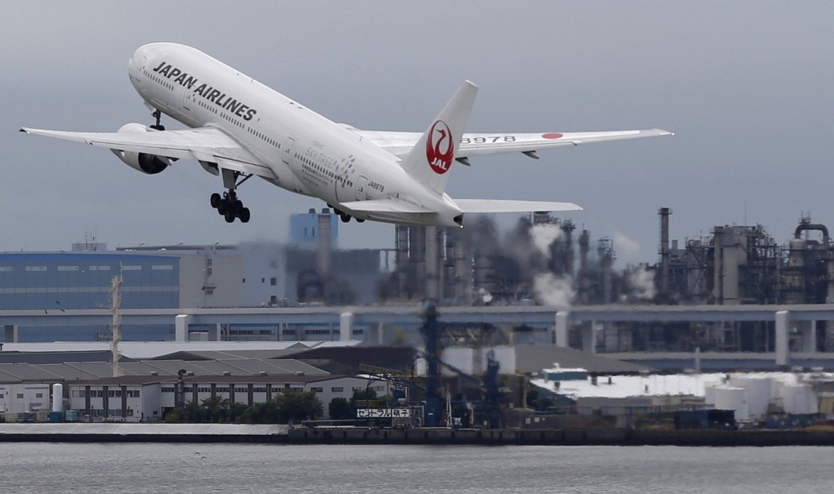 Japonijos oro linijų lėktuvas kyla nuo Haneda oro uosto