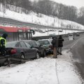 Vilniuje sužalotas vyras, prie sugedusio automobilio rišęs trosą – į stovinčius VW trenkėsi „Audi“
