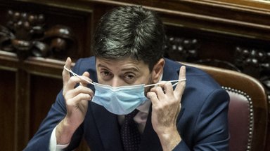 Ar tiesa, kad buvęs Italijos sveikatos ministras dėl COVID-19 vakcinų kaltinamas žmogžudystėmis?