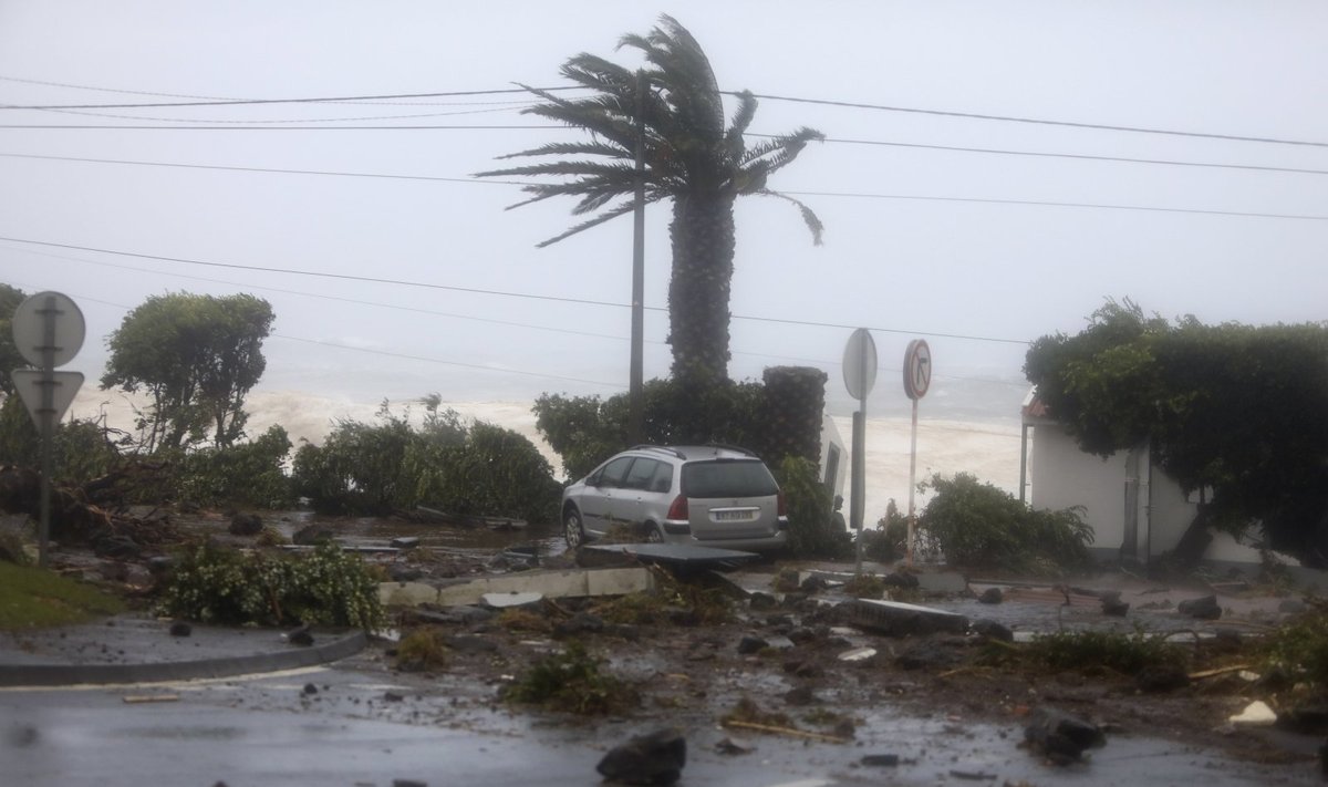 Antros kategorijos uraganas Atlante esančiose Azorų salose vartė medžius ir stulpus