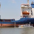 Rusija pareiškė paleidusi įspėjamuosius šūvius į krovininį laivą, plaukusį Ukrainos uosto link