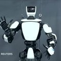 „Toyota“ robotas humanoidas atkartoja jį valdančio asmens judesius