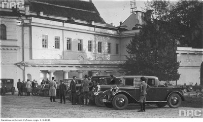 1929 m. žvaigždinio važiavimo į Vilnių dalyviai dabartinės prezidentūros kieme. NAC