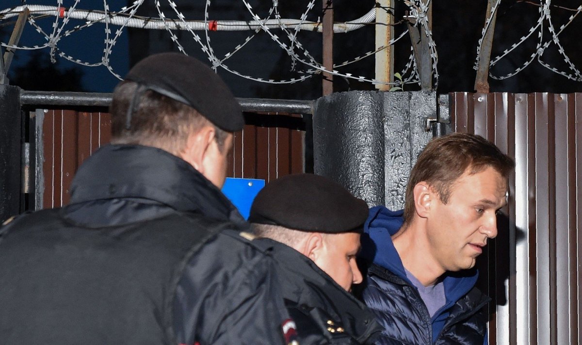Aleksejui Navalnui tik atidarius areštinės duris jis buvo palydėtas į policijos autobusiuką