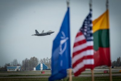 2016 04 27  Šiauliuose, Zoknių oro bazėje leidžiasi moderniausi NATO, 5-osios kartos naikintuvai “F22 Raptor” © DELFI / Orestas Gurevičius