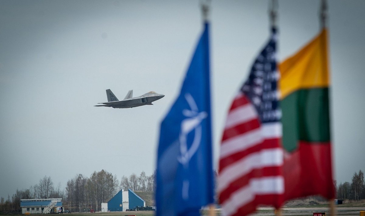 2016 04 27  Šiauliuose, Zoknių oro bazėje leidžiasi moderniausi NATO, 5-osios kartos naikintuvai “F22 Raptor” © DELFI / Orestas Gurevičius