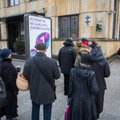 Vilniaus centre prie bankomatų nusidriekė eilės