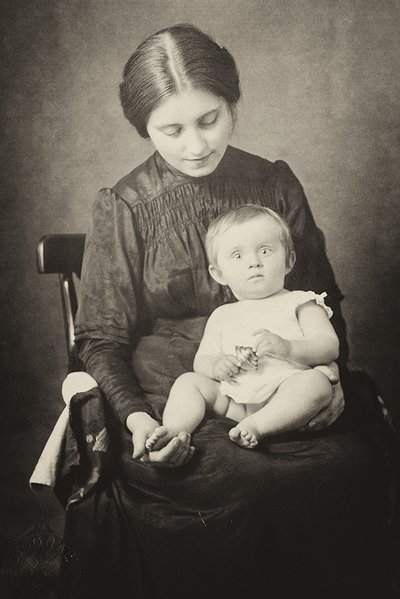 Čiurlionis' wife Sofija and their one-year-old daugher Danutė .  Photo Čiurlionis House Vilnius