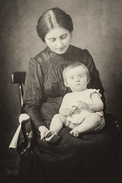 Čiurlionis' wife Sofija and their one-year-old daugher Danutė . Photo Čiurlionis House Vilnius
