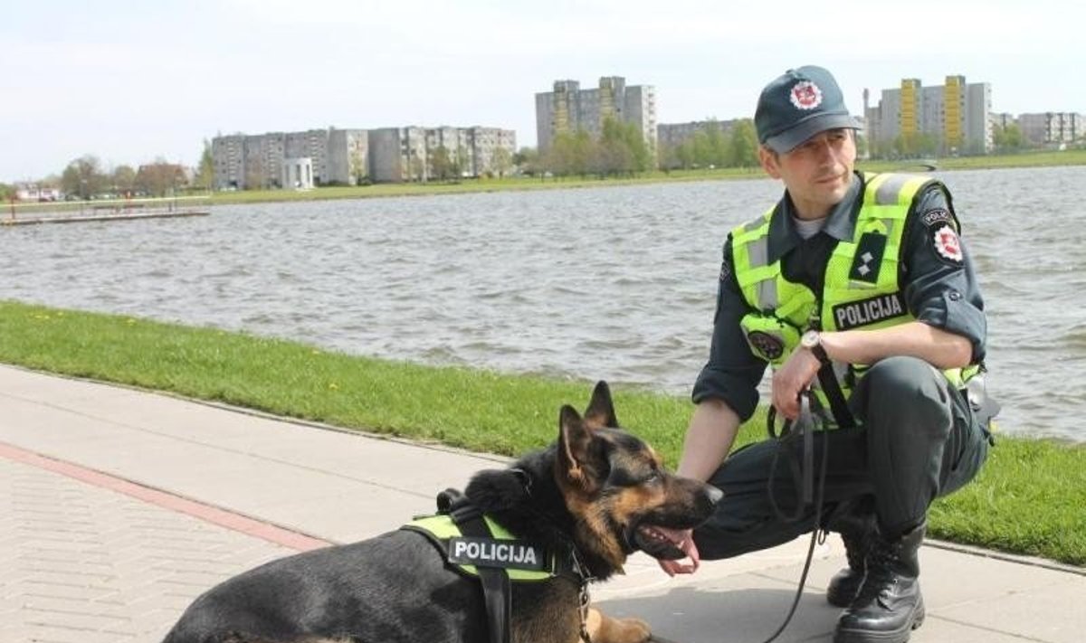 Policijos pareigūnas kartu su tarnybiniu šuniu