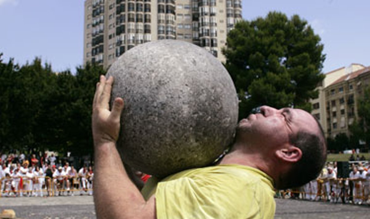 San Fermino fiestoje vyras neša 100 kg sveriantį akmenį