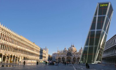 Įsigaliojus naujai ES politikai, kampanilė Venecijoje po rekonstrukcijos neabejotinai atrodytų daug „šiuolaikiškiau“, gal kaip šis Madrido statinys.