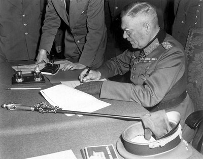 Wilhelmas Keitelis pasirašo kapituliacijos aktą