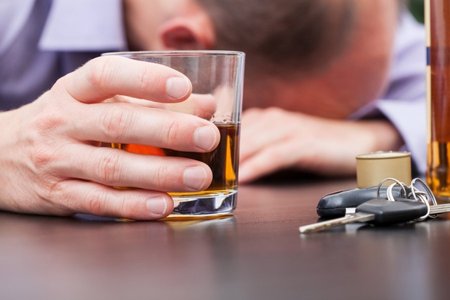 Nustatytas tiesioginis ryšys tarp viršvalandžių ir piktnaudžiavimo alkoholiu