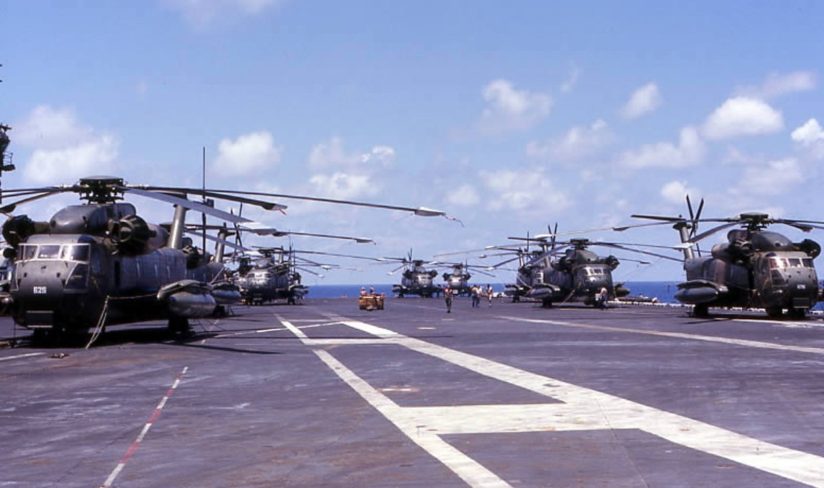 JAV sraigtasparniai „Sikorsky“ MH-53 lėktuvnešyje „USS Midway“. 1975-ieji