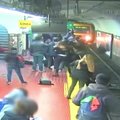 Buenos Airėse keleiviai išgelbėjo ant metro bėgių nukritusią moterį