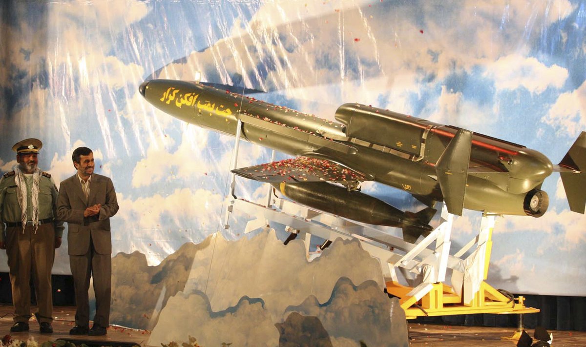 Irano prezidentas Mahmoudas Ahmadinejadas ir bepilotis lėktuvas "Karrar"