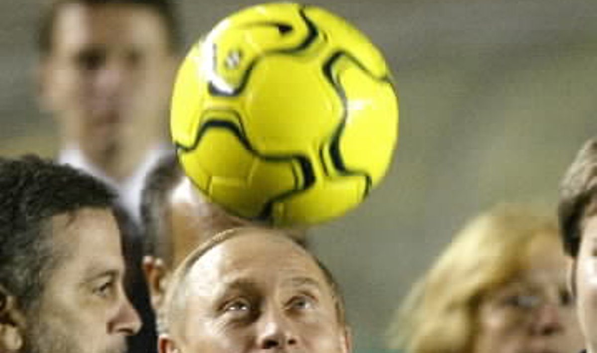 V.Putinas meta aukšyn kamuolį Marakanos stadione, Rio de Žaneire. Tai pirmasis oficialus Rusijos vadovo vizitas į didžiausią Lotynų Amerikos šalį Braziliją.