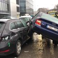 Необычное ДТП в Вильнюсе: Audi ехал по стоявшим автомобилям