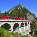 Įspūdingasis geležinkelis Alpėse, kuris kerta 100 akmeninių tiltų vos 40 km atkarpoje