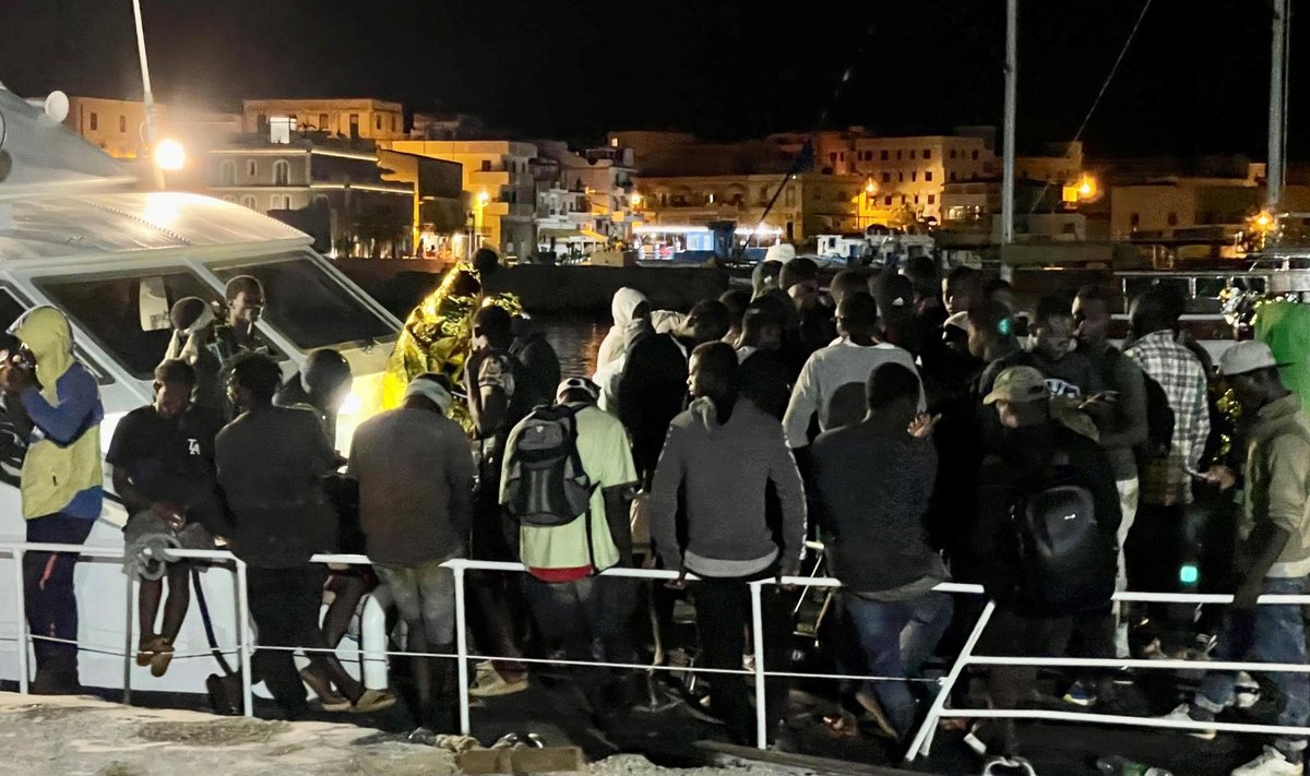 Beveik 1000 migrantų laivais pasiekė Italijos Lampedūzos salą