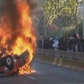 Prancūzijoje per protestus prieš pensijų reformą degė automobiliai