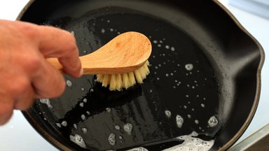 Genialus triukas, po kurio sena keptuvė atrodys kaip nauja – šį būdą naudoja ir virtuvės šefai