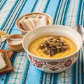 Pažinkime ukrainiečių tradicijas: garsioji Karpatų kukurūzų košė „banuš“