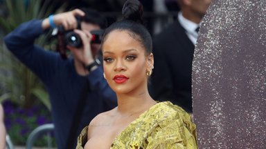 Kaip gašli vienuolė nusifotografavusi Rihanna sulaukė aršios kritikos: žmonės tai vadina tyčiojimusi iš religijos