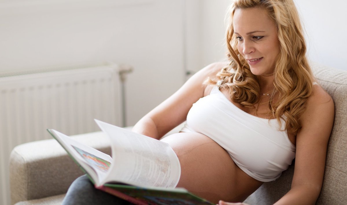 Nėščia moteris skaito