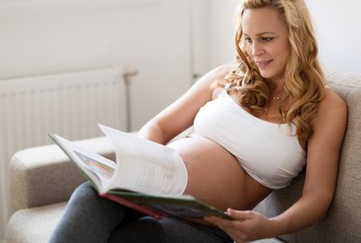 Nėščia moteris skaito